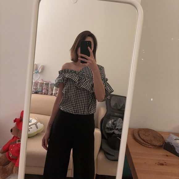 Super cute off shoulder top with ruffles - Picture 5 of 14